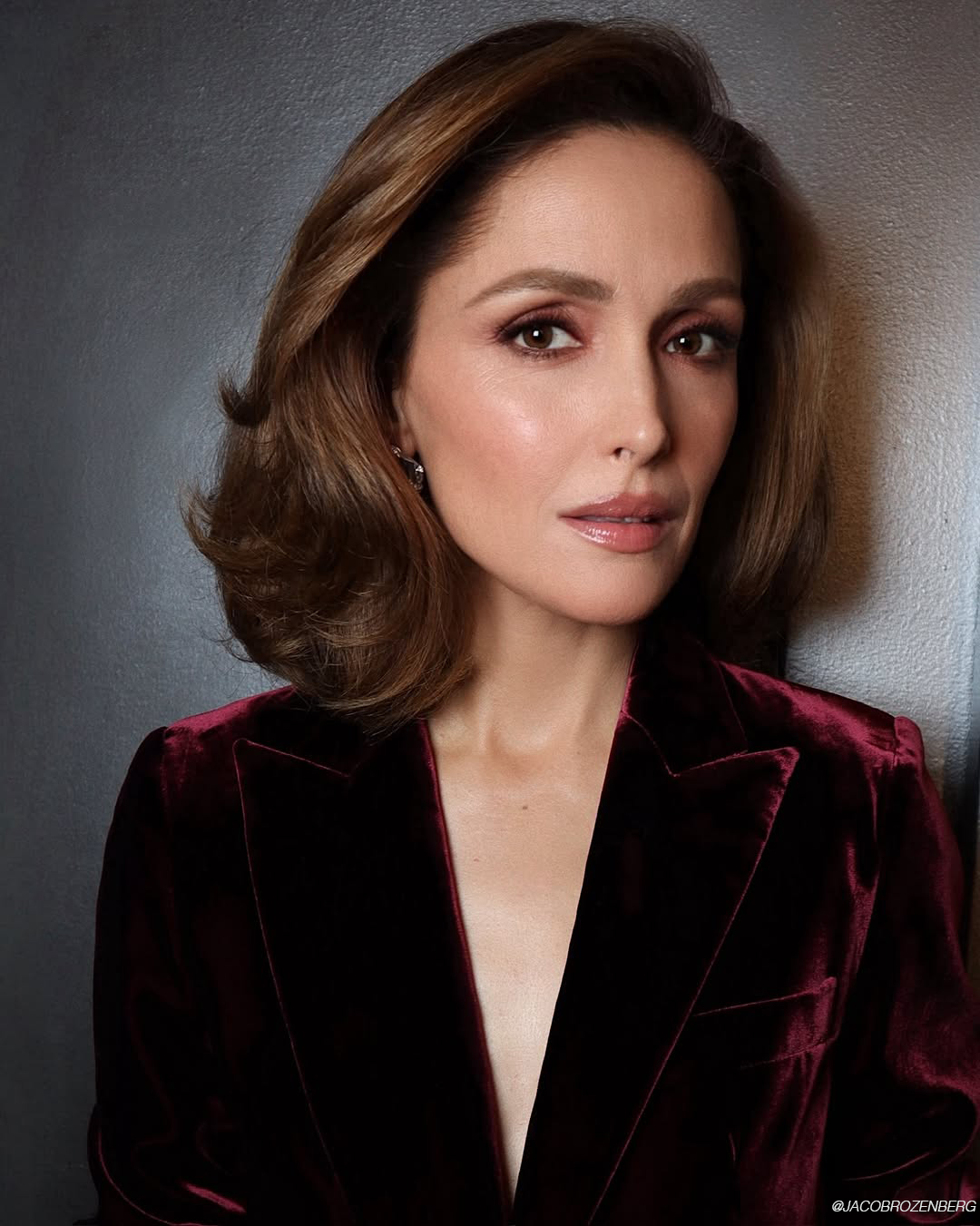 750000a3c190f5066beb rose byrne brunette