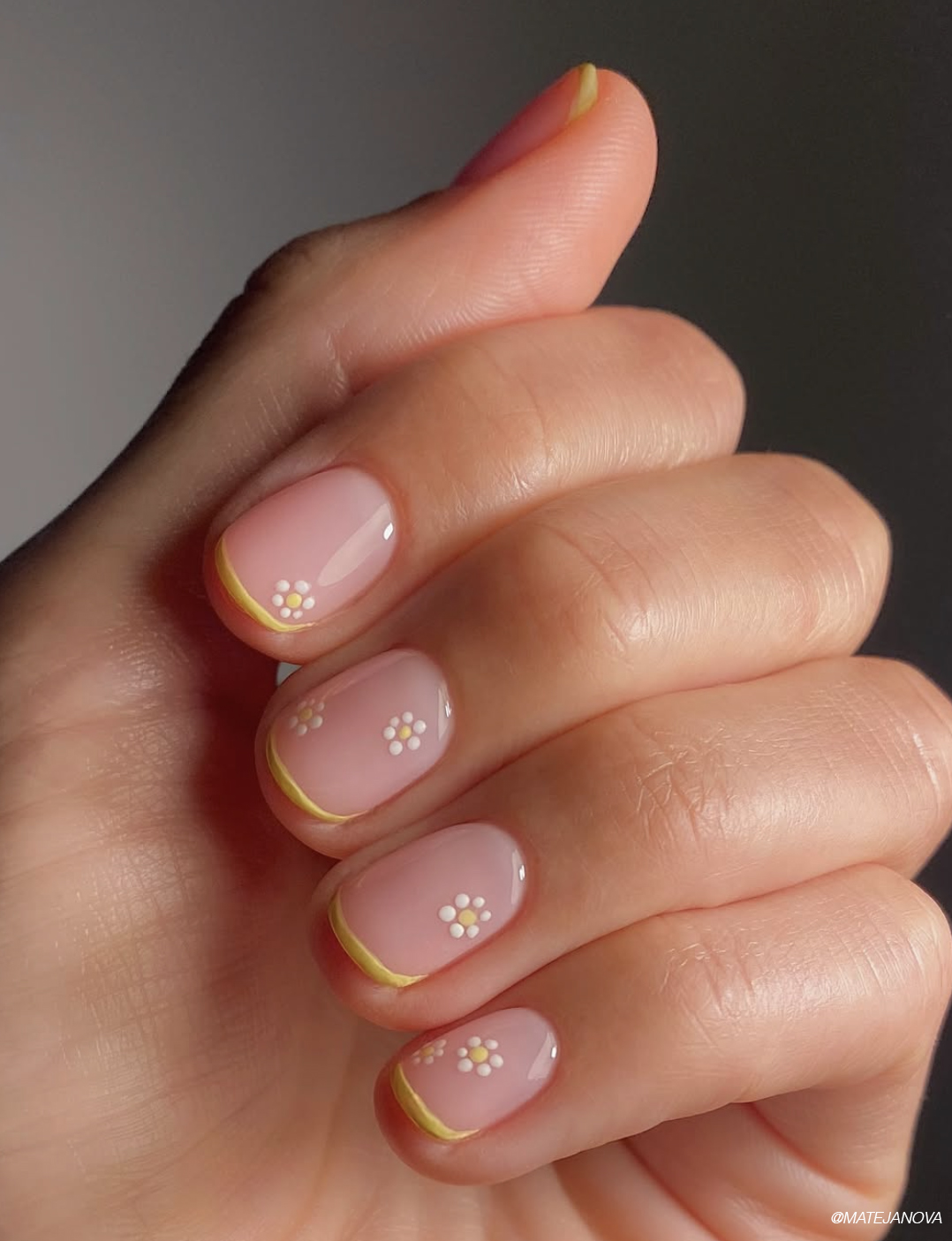 8f8992b8feba6255bc44 spring nails