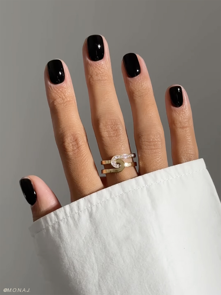 A0a2dbb406165e2aa3dd black nails