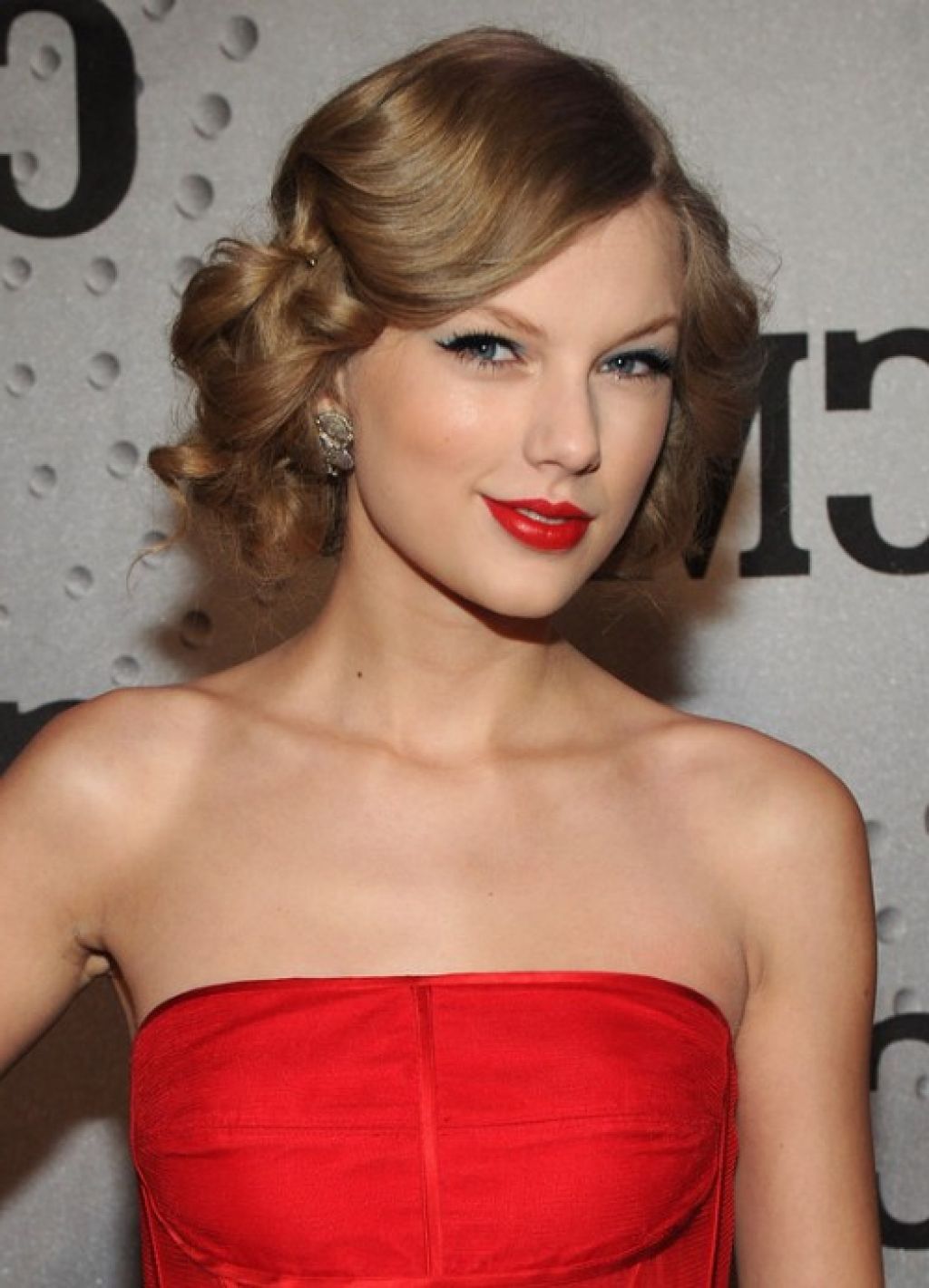 Aa168fd745e5aefa5e0c taylor swift updo hairstyles 55619e59349ef