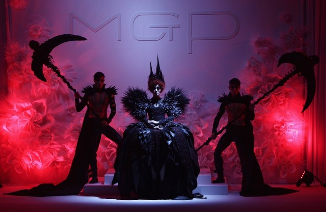 186719-china-fashion-week-2011-models-presents-mgpin-gothic-make-up-styling-c