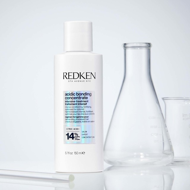 Re sized 275a784e39862a637b40 redken 2021 acidic bonding concentrate treatment packshot with beaker 2000x2000