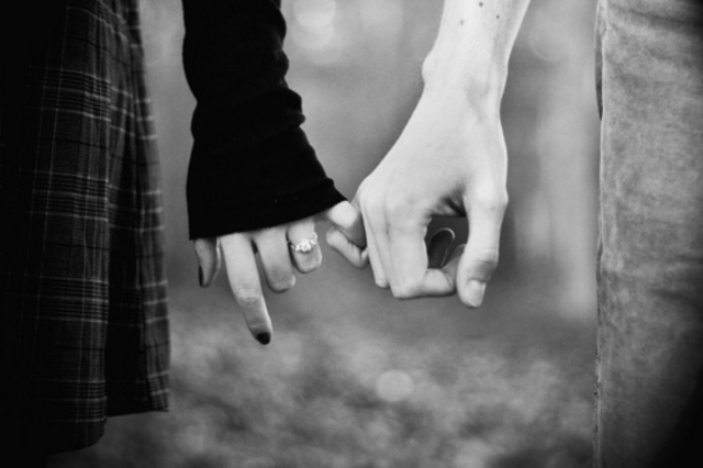 bampw-couple-cute-fingers-hands-holding-hands-Favim.com-109886