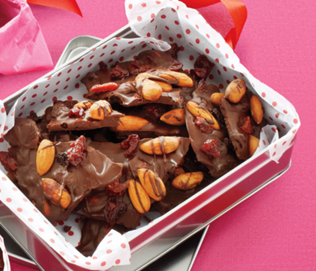 homemade-gifts-almond-cherry-chocolate-01-hess431